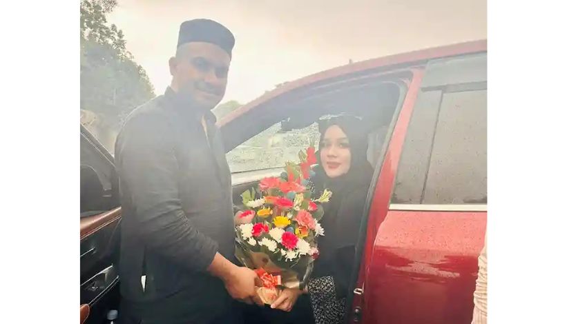 The husband welcomed Mahiya Mahi with flowers